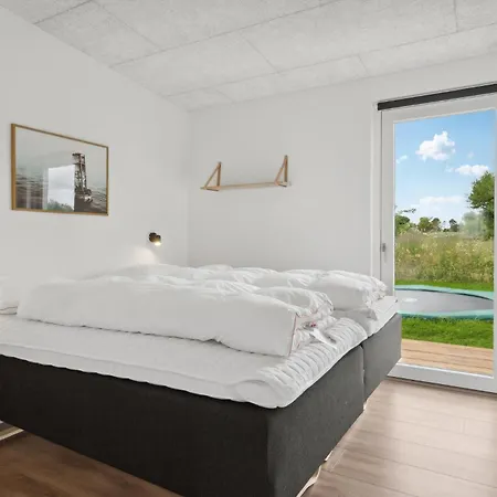 5 Bedroom Pet Friendly In *