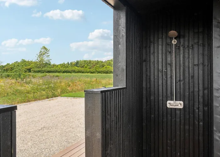 5 Bedroom Pet Friendly In *